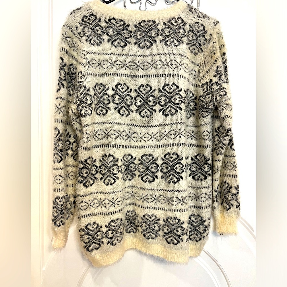 Fuzzy sweater - Picture 3 of 5